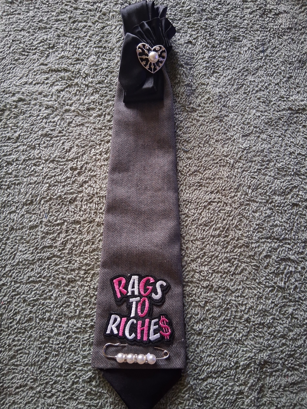 Gray Novelty Tie with 'Rags to Riches' Patch and Pearl Pin